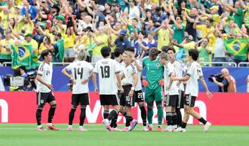 無念敗退の日本 佐野が、伊藤が涙 田中碧は号泣で立ち上がれず 森保監督は1人1人に声かけ抱擁