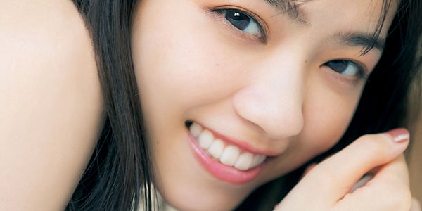 西野七瀬、近距離ショットが圧倒的透明感＜WHITE graph