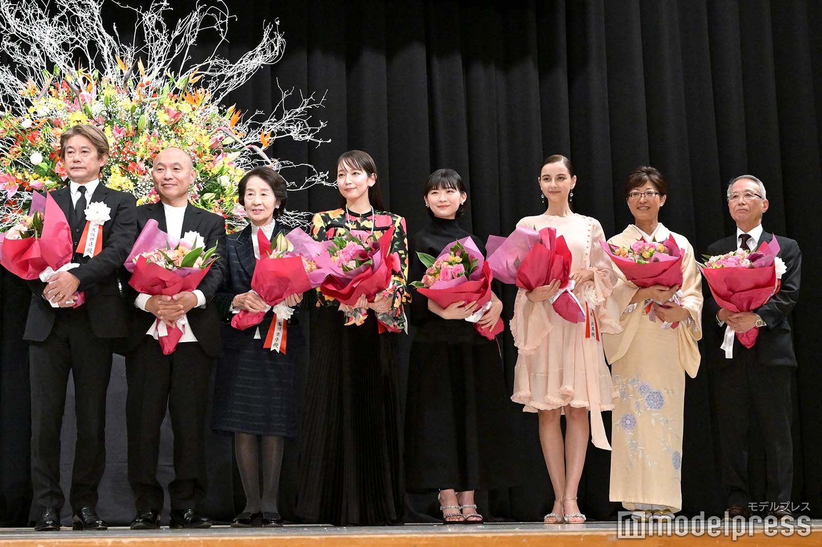 （左から）久保田直監督、湯浅政明監督、香川京子、吉岡里帆、伊藤沙莉、嵐莉菜、平塚千穂子氏、近藤明男監督（C）モデルプレス