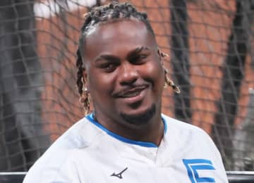 日本ハム レイエスの「筋肉すごい」「ちょっと痩せた？」タンクトップ＆短パンで肉体露わに 母国で自主トレの様子公開