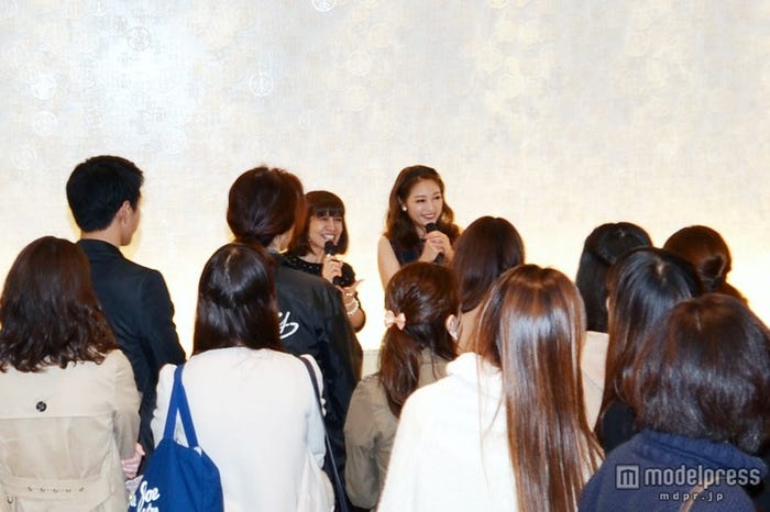 コーディネートの仕方をアドバイスするchay