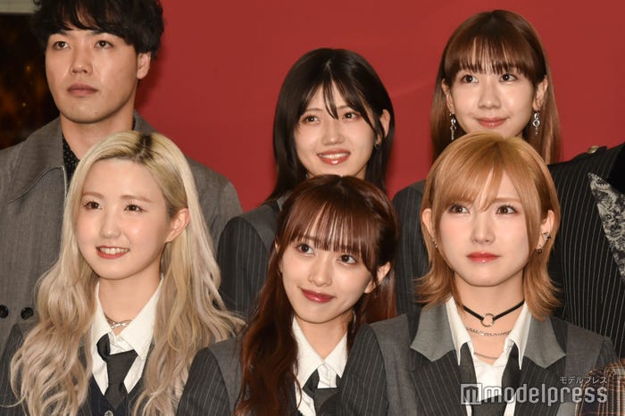 AKB48(後列)村山彩希、柏木由紀(前列)本田仁美、向井地美音、岡田奈々 (C)モデルプレス