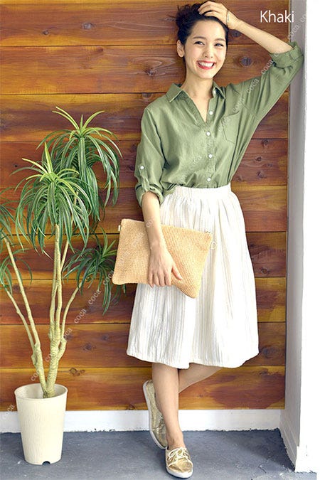 ゆったりシルエットのカーキシャツ「coca」3,690円(税込)