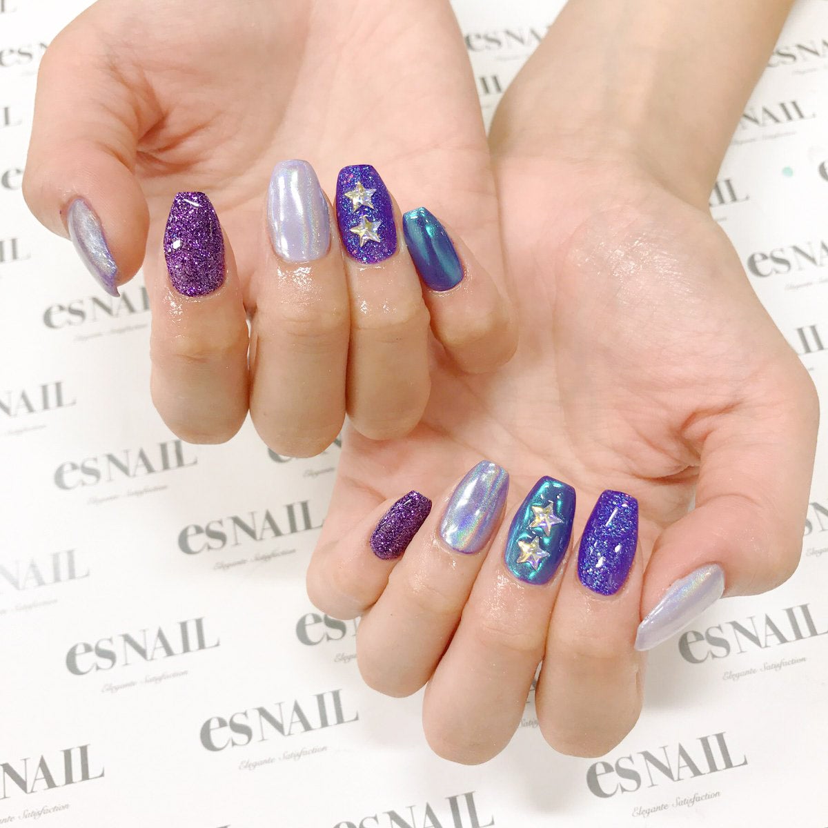 輝きの違うラメが可愛い／画像提供：esNAIL