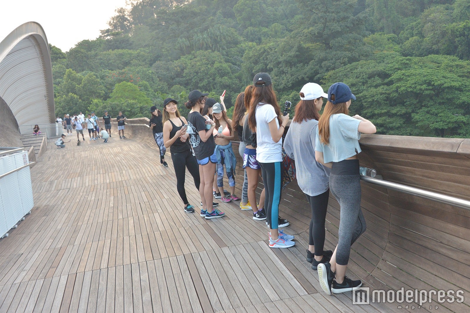 ウォーキングの様子 （C）モデルプレス