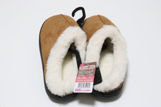 ダイソー 外でも履けるスリッパ(スエード) ダイソーの外でも履けるスリッパ(スエード)のパッケージ