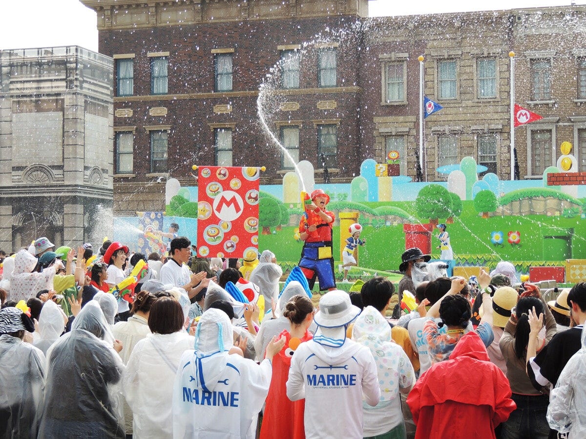 いったんマリオたちは退場。ウォーターシューターを使ったダンスの練習が始まります