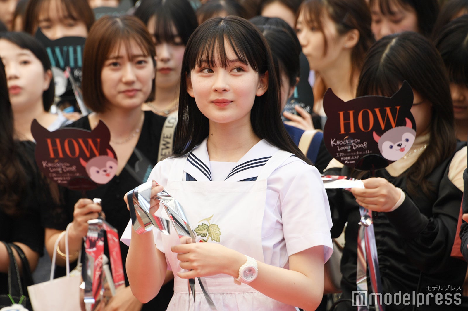 銀テープを拾った畑芽育（C）モデルプレス