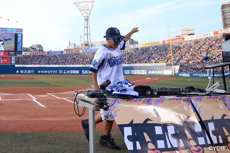 晴天の下、小学生DJ・DJ☆AkirAがパフォーマンス（C）YDB