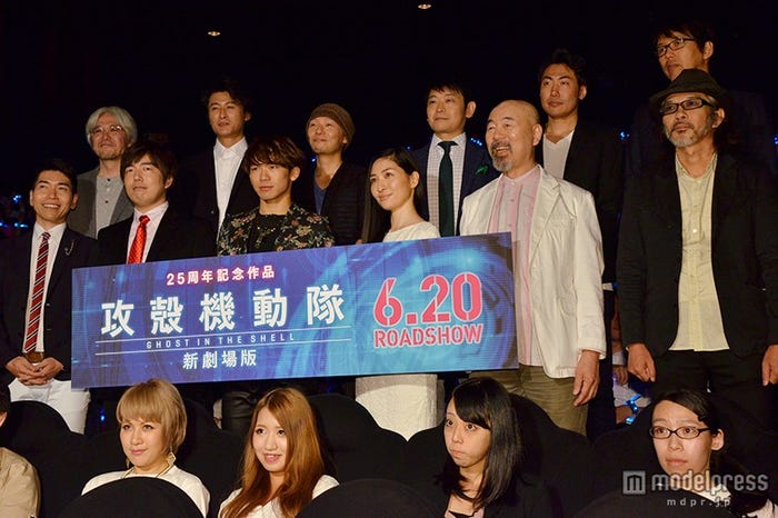 前列左から:新垣樽助、松田健一郎、NAOTO、坂本真綾、塾一久、咲野俊介/後列左から:黄瀬和哉氏、冲方丁氏、中國卓郎、上田燿司、野村和也監督、石川光久氏