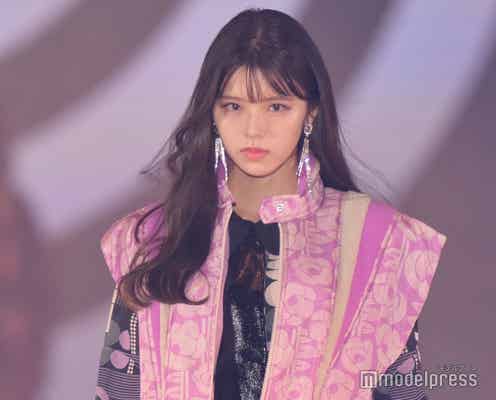鈴木ゆうか、雰囲気ガラリ “柄×柄”上級者コーデ着こなしクールなランウェイ<GirlsAward 2022 A/W>