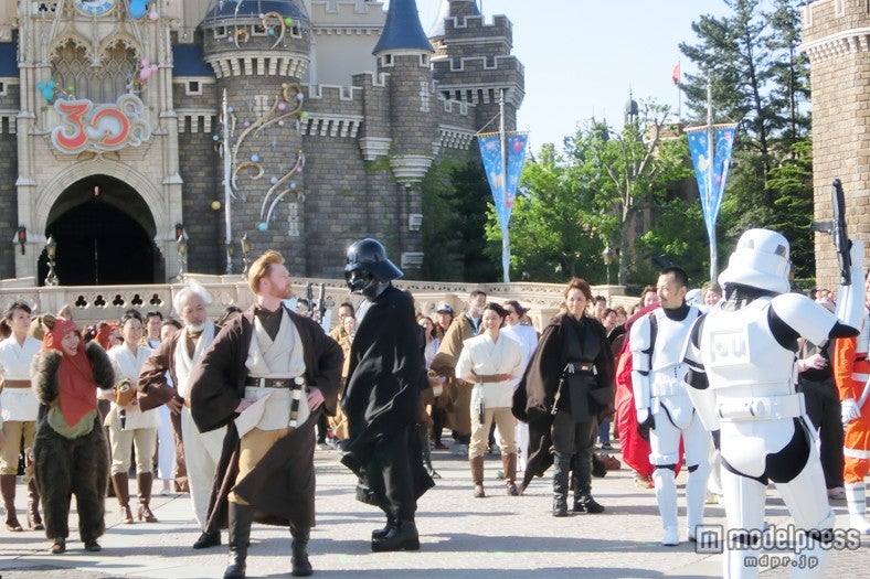 ダース・ベイダーの登場でゲストに緊張が漂う