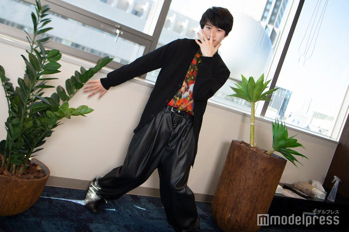 大好きな“ジョジョポーズ”を見せてくれた奥智哉(C)モデルプレス