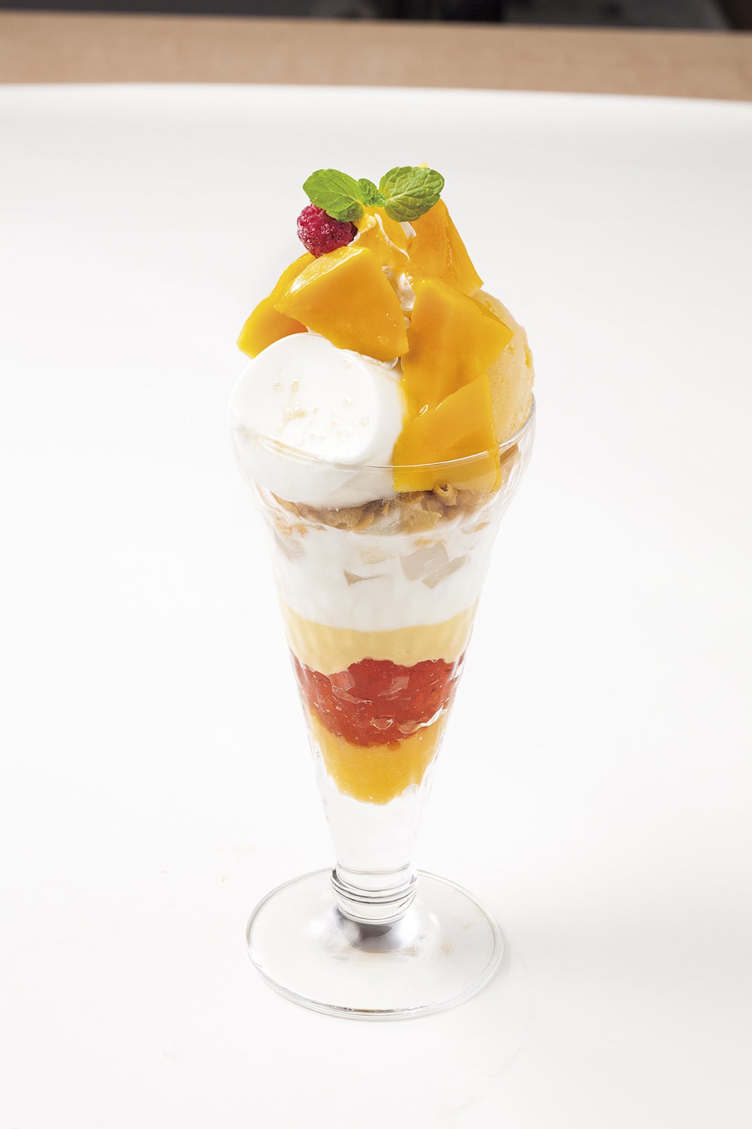 フレッシュマンゴーのザ・サンデー698円（税別）／画像提供：セブン＆アイ・フ－ドシステムズ