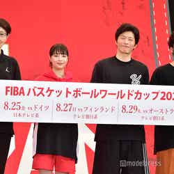 （左から）三屋裕子会長、広瀬すず、田中圭、田臥勇太選手（C）モデルプレス