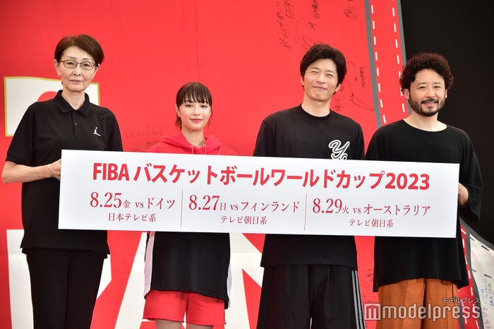 (左から)三屋裕子会長、広瀬すず、田中圭、田臥勇太選手(C)モデルプレス