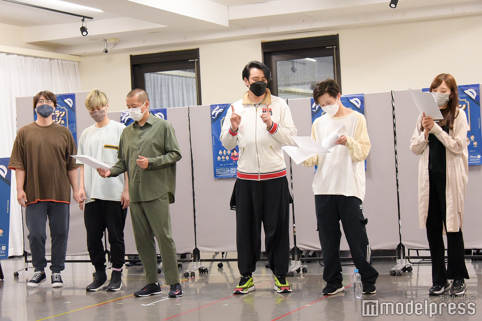 （左から）酒井一圭、後上翔太、トシ、小田井涼平、田村心、新内眞衣（C）モデルプレス