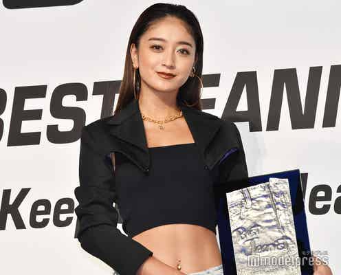 みちょぱ「ベストジーニスト」受賞で結婚発表後初イベント 夫・大倉士門とのペアルック所持も記者にお願い