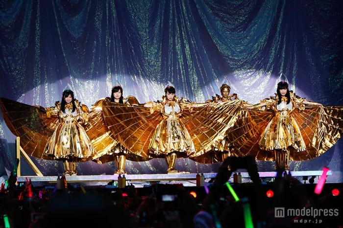 金色の衣装で登場