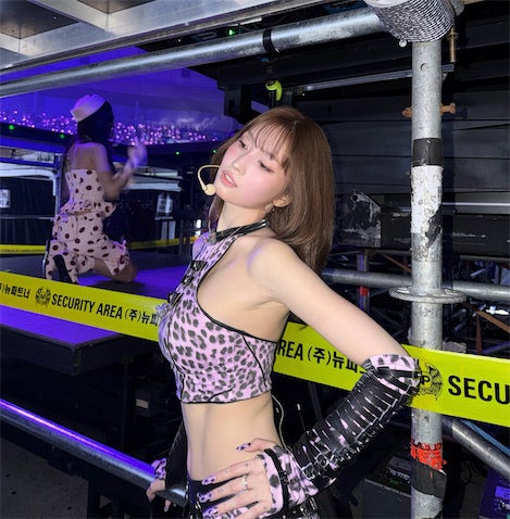 TWICE モモ、ヒョウ柄衣装で美腹筋披露 圧巻ビジュアルに「スタイルも容姿も完璧やな」