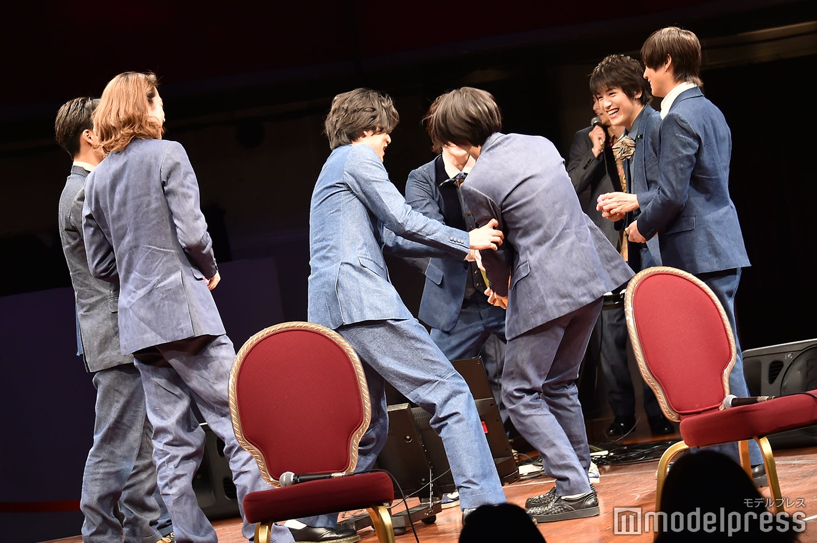 チーム決めくじ引きでふざける／男劇団 青山表参道X「ENDLESS REPEATERS —エンドレスリピーターズ—」DVD発売記念イベント （C）モデルプレス