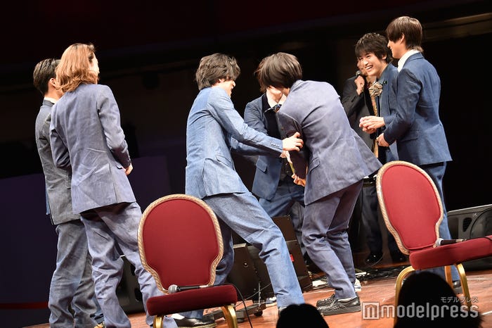 チーム決めくじ引きでふざける/男劇団 青山表参道X「ENDLESS REPEATERS —エンドレスリピーターズ—」DVD発売記念イベント (C)モデルプレス