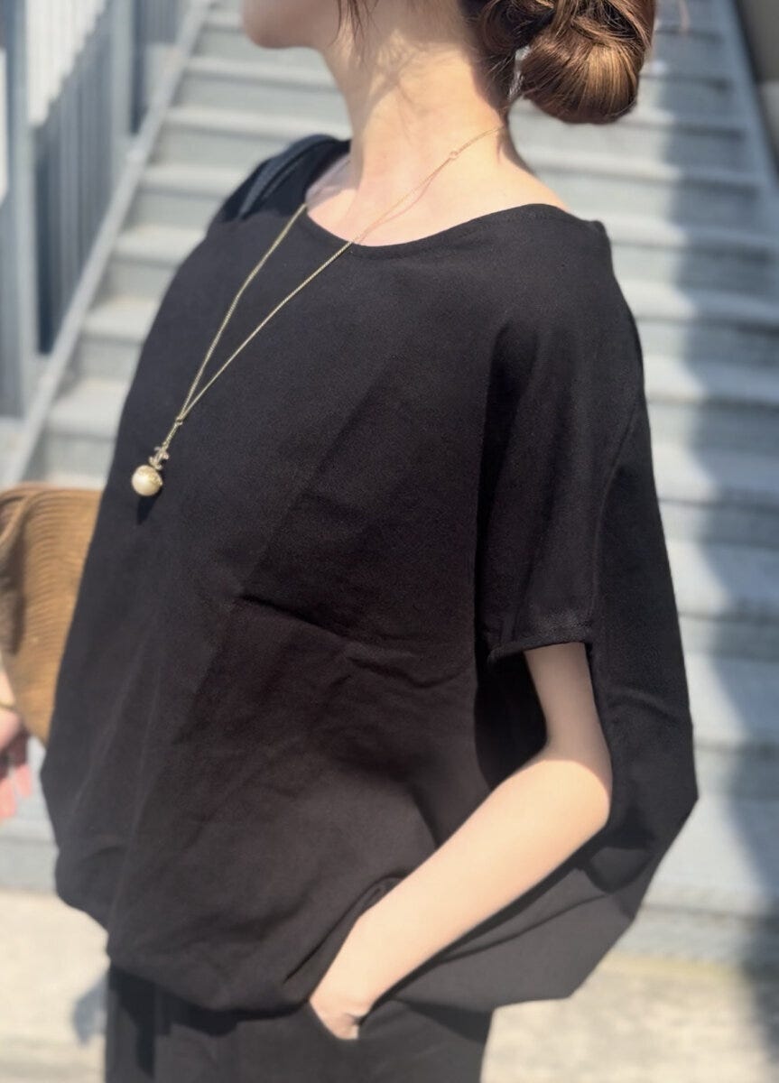 黒いリネンセットアップのゆったりとしたトップスと袖 黒いリネンセットアップのゆったりとしたトップスと袖