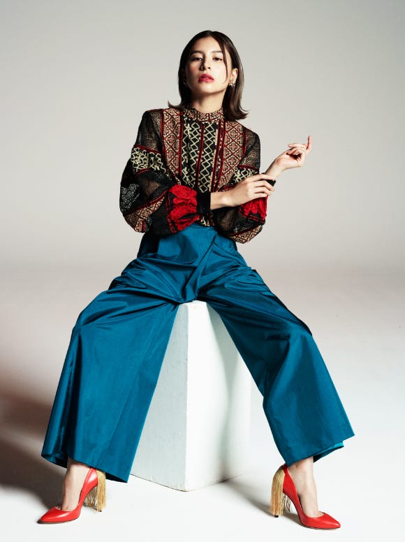 パンプス¥73,000/ELISABETTA FRANCHI(エスケーシー) トップス¥13,999(税込み価格)/H&M STUDIO COLLECTION AW16(H&M カスタ マーサービス) パンツ¥30,000/UN3D.(UN3D. 青山店) イヤリング¥8,000/LIGHTS(Demi‐Luxe BEAMS SHINJUKU)(C)TOPLOG