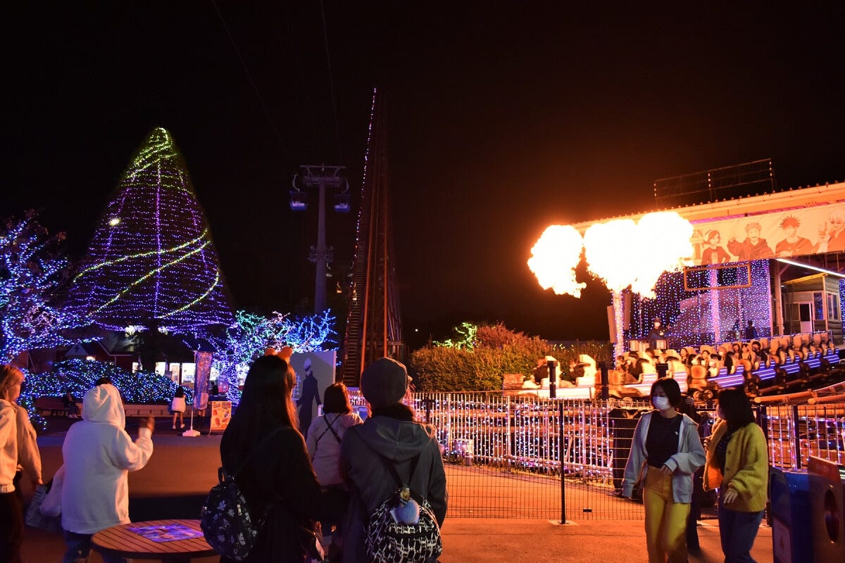 名物コースターのバンデットが流れ星のごとく疾走する「スターライトバンデット」。スタート直後には炎の演出もあります