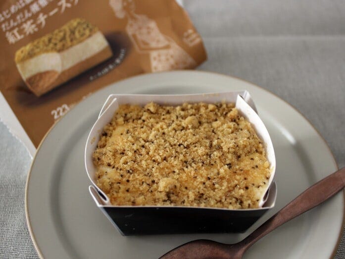 ふんわりとした紅茶スポンジのクラムに覆われています