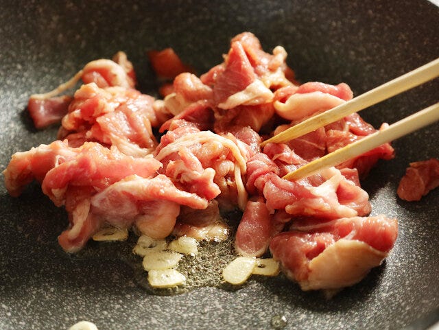 にんにくと豚肉を炒める。