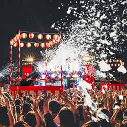 360度から泡が放出される「泡やぐらブース」/画像提供:アフロ&コー