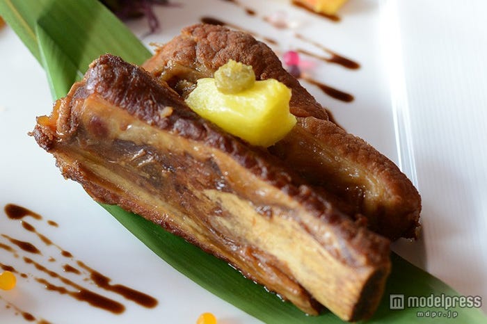 ポークスペアリブ、パイナップルと柚子胡椒添え