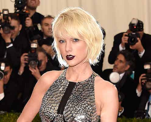 テイラー・スウィフトのイメチェン度がすごい!ブロンドショート×プラムリップでエッジィに「MET GALA 2016」