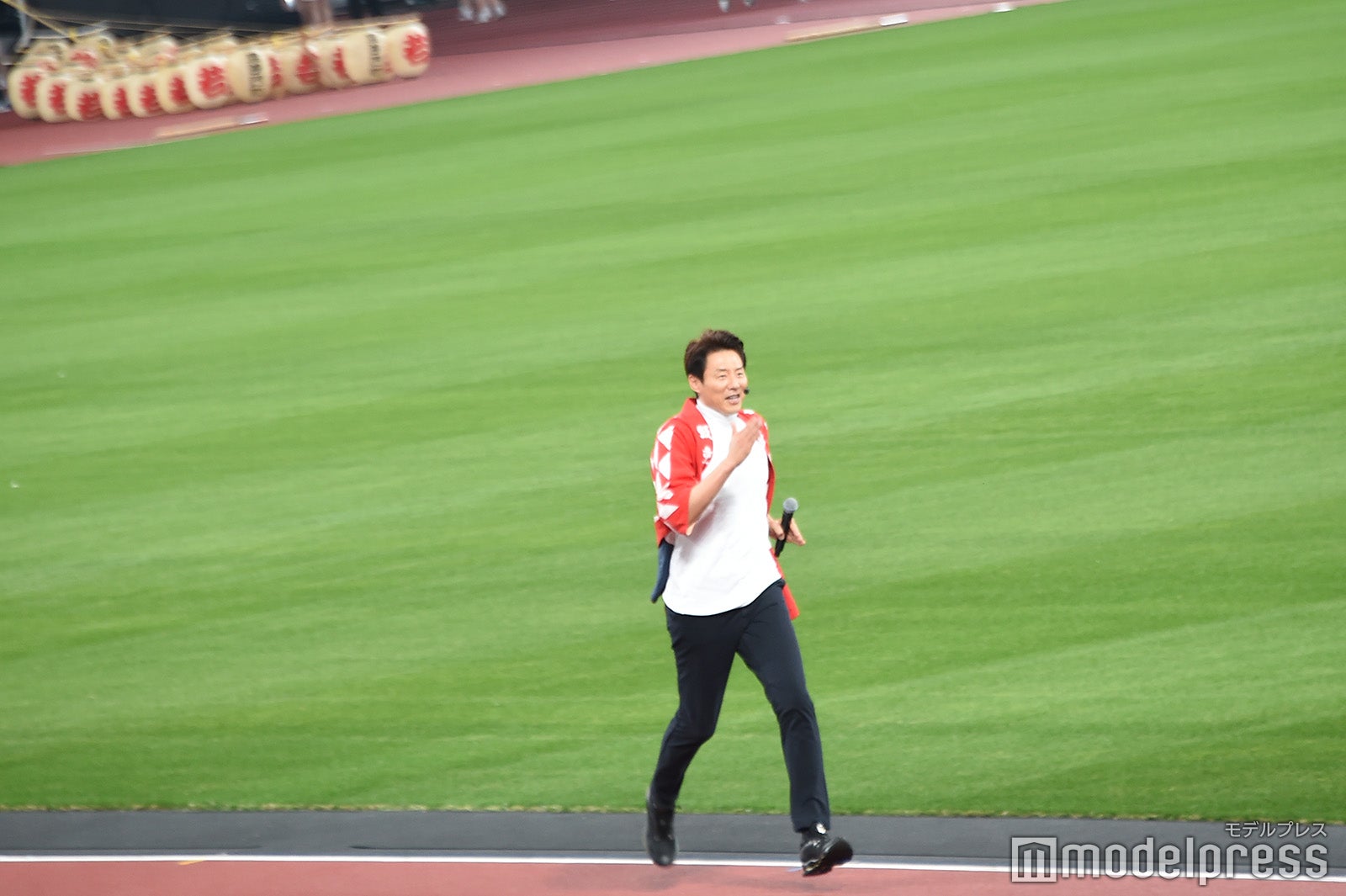 走る松岡修造（C）モデルプレス