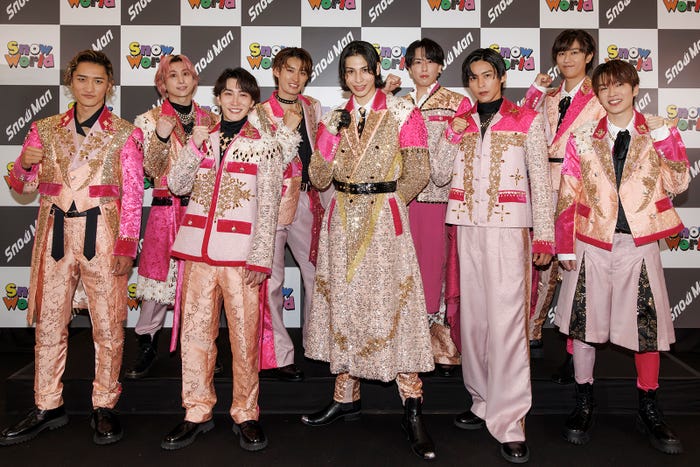 (前列左から)岩本照、渡辺翔太、ラウール、目黒蓮、深澤辰哉(後列左から)佐久間大介、向井康二、宮舘涼太、阿部亮平(提供写真)