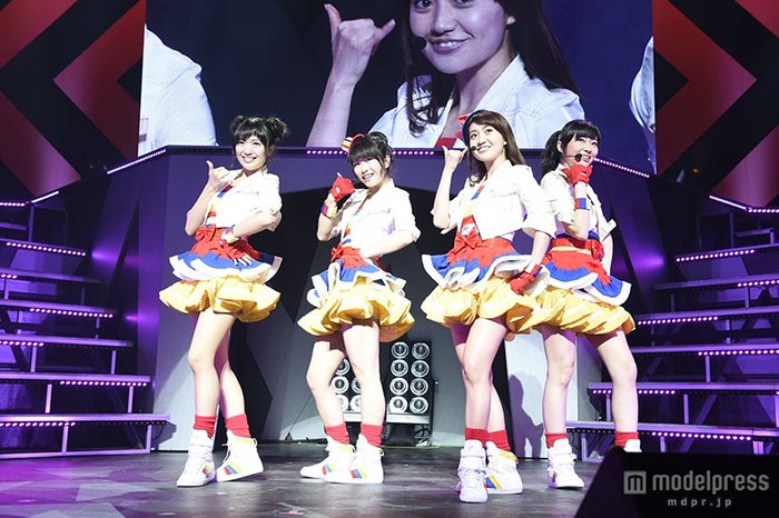大島優子が「Not yet」としてサプライズ登場し会場を沸かせた「AKB48リクエストアワーセットリストベスト1035 2015」2日目の様子/(左から)北原里英、横山由依、大島優子、指原莉乃(C)AKS