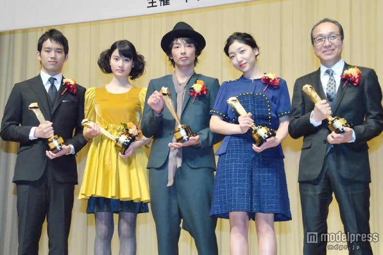 「第86回キネマ旬報ベスト・テン＆個人賞」授賞式に登壇した（左から）三浦貴大、橋本愛、森山未來、安藤サクラ、小日向文世