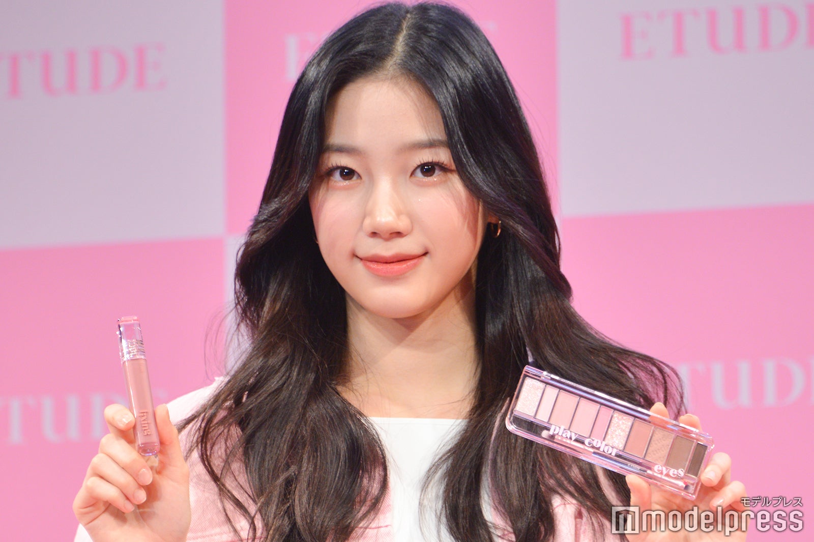 LE SSERAFIM・KAZUHA、ホワイトワンピからスラリ美脚 日本のイベントにソロ登壇