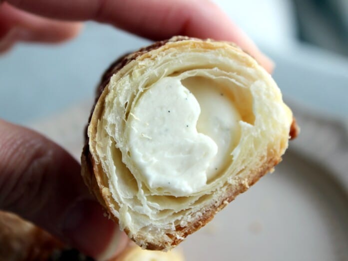 クリームの黒い粒は、バニラシード。ミルク感も濃厚です