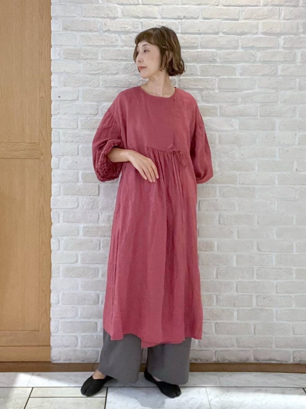ナチュラルな肌触りで気持ちよく過ごせるリネンワンピース　出典：WEAR