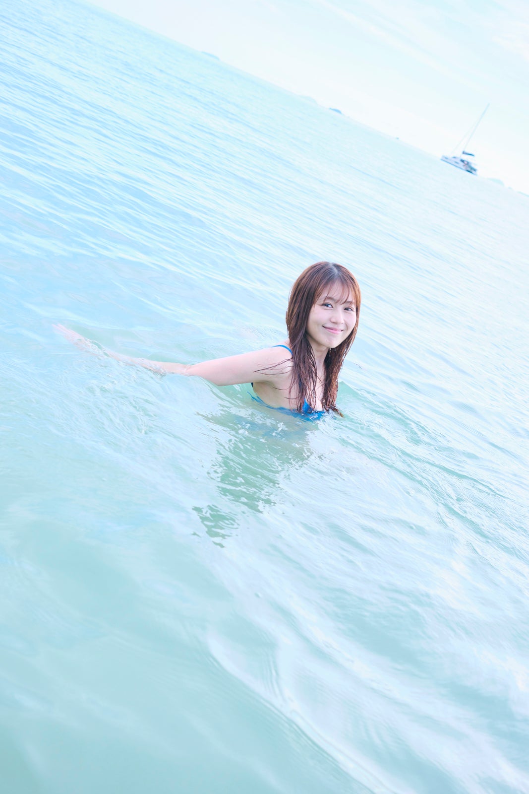 有村架純、海水浴ショット公開で色白美肌披露 写真集カバーも
