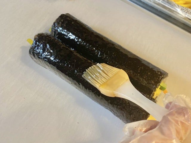 ごま油をぬっているところ