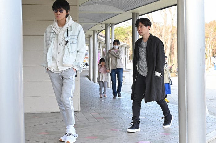 綾野剛、星野源/「MIU404」第2話より(C)TBS