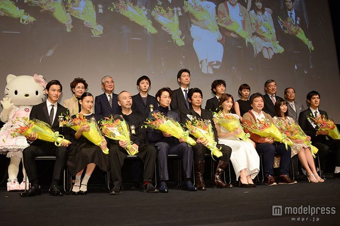 「TAMA映画賞」授賞式の様子/前列左から:野村周平、杉咲花、塚本晋也監督、綾野剛、永瀬正敏、綾瀬はるか、是枝裕和監督、広瀬すず、中島歩