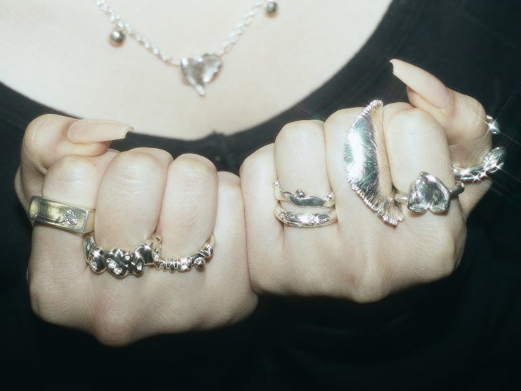 個性的な造形が魅力のジュエリー「フレイドペタル」 デザイナーは異業種と二刀流