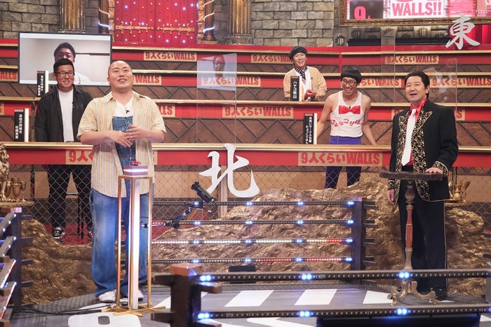 (左から)岡部大、長田庄平(後ろ)岡部関係者軍団 (C)フジテレビ