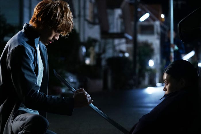 死神の力を譲り受けるシーン(C)久保帯人/集英社(C)2018 映画「BLEACH」製作委員会