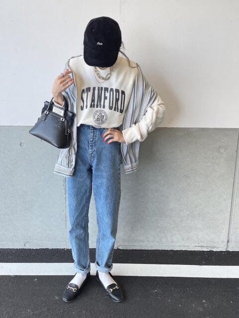 レディース　コーディネート　コーデ　着こなし　トレンド　おしゃれ　お洒落　オシャレ　2023　春　デニム　パンツ　ジーンズ　デニムコーデ　ロゴスウェット　スウェット　カレッジロゴ　シャツ　ストライプシャツ　ローファー　ビットローファー