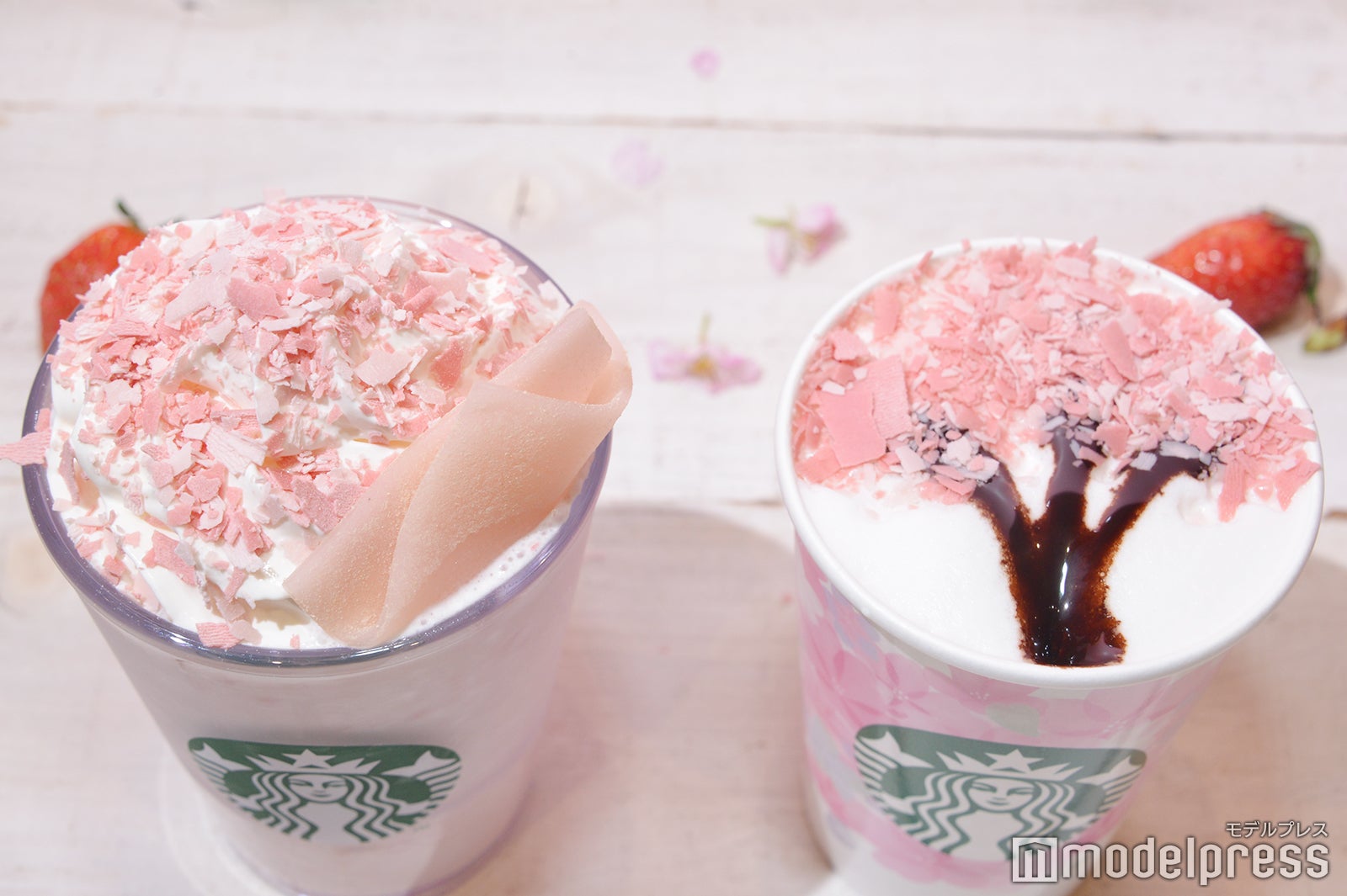 さくら ストロベリー 白玉 フラペチーノ、さくら 咲いた ミルク ラテ（C）モデルプレス